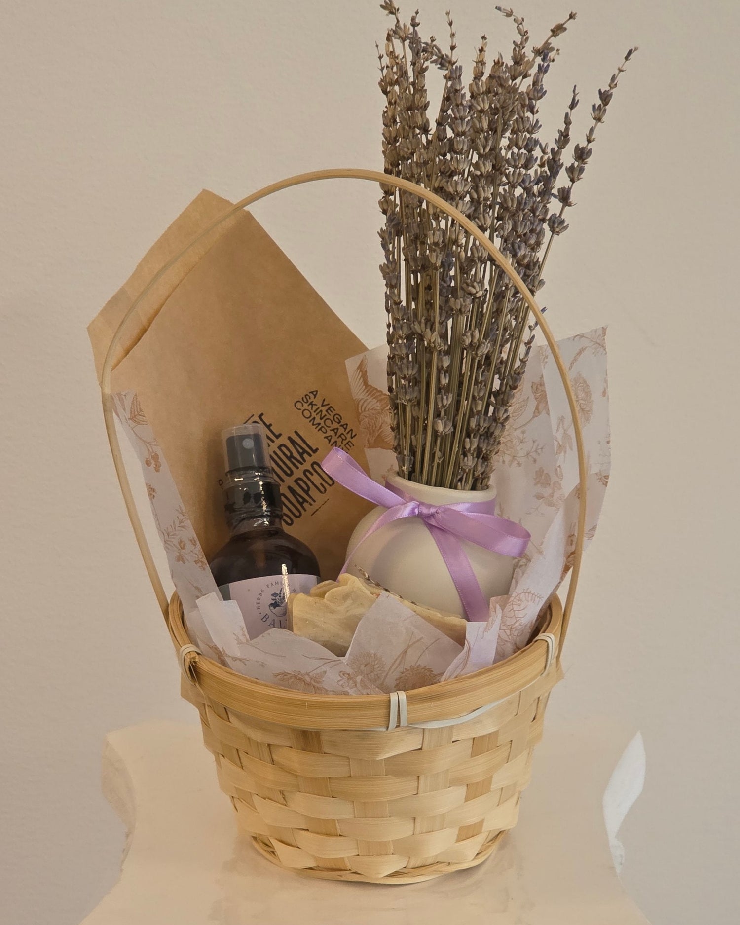 Photo of a gift basket with lavender - Cover for the "Curated Gifts" collection