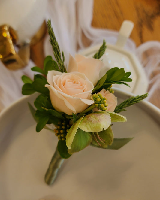 Photo of a fresh flower boutonnière