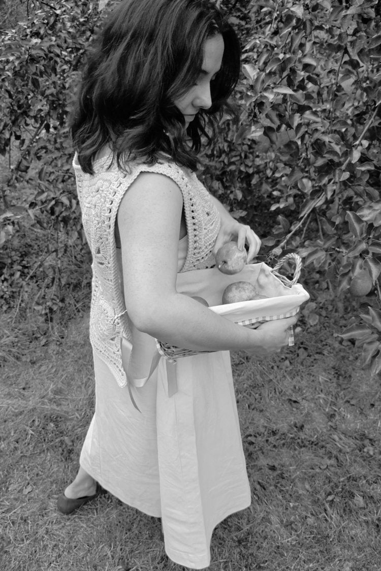 Photo of Sofia, the founder of Fiorenza Flowers, collecting pears - Home - Hi! I'm Sofia